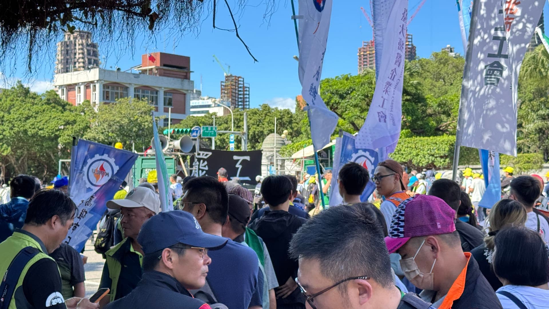 超過 2,000 名勞工 19 日集結於總統府前凱達格蘭大道，抗議台灣高達七成受僱勞工薪資低於平均線，要求政府提高勞退雇主提撥率至 15% 並建立企業分潤制度（圖/讀者提供）