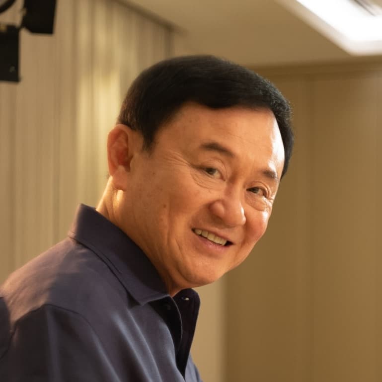 泰國政壇風雲再起!前總理塔克辛假釋出獄 電子腳鐐難鎖政治影響力?